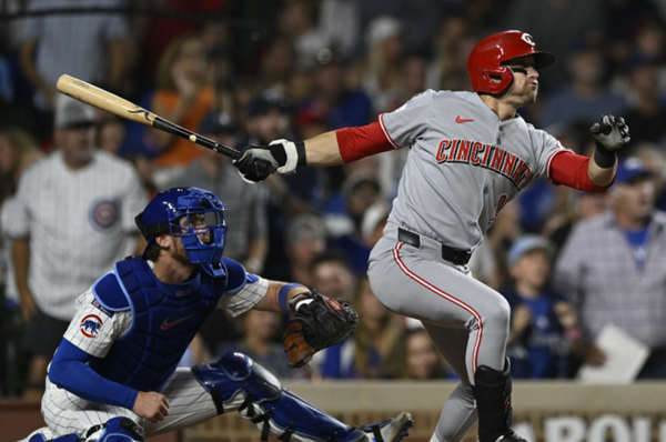 Reds edge Cubs 3-2