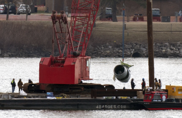 Salvage crews pull jet engine, wing from Potomac River crash site
