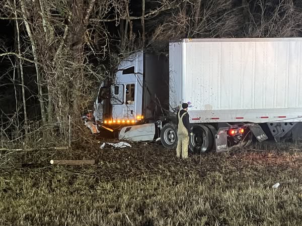 One injured in I-24 semi accident in Marshall County