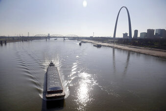 Low water on Mississippi River impacting barge traffic