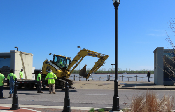 Paducah floodgate installation continues 