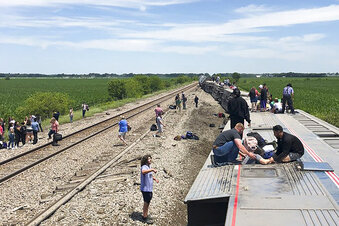 3 killed, dozens hurt in Amtrak train crash in Missouri