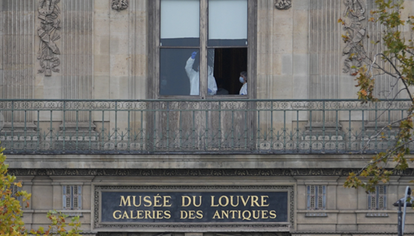 Thieves steal crown jewels in 4 minutes in daring Louvre robbery