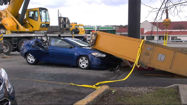 Second victim dead after sign falls on car in Elizabethtown 