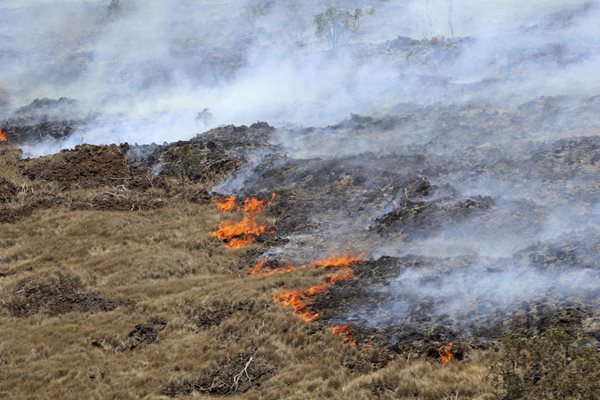 Firefighters continue battling large Hawaii wildfire