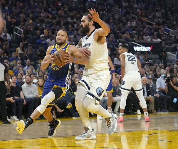 Curry, Thompson knock Grizzlies out of playoffs, 110-96