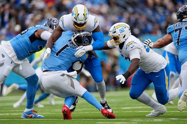 Herbert shakes off a pick-6 as Chargers beat skidding Titans 27-20