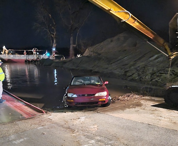 Man rescued after driving into river at Cave In Rock ferry