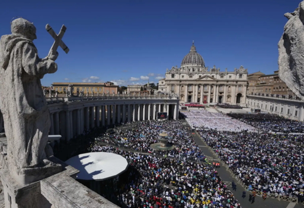 Hundreds of thousands bid farewell to Pope Francis 
